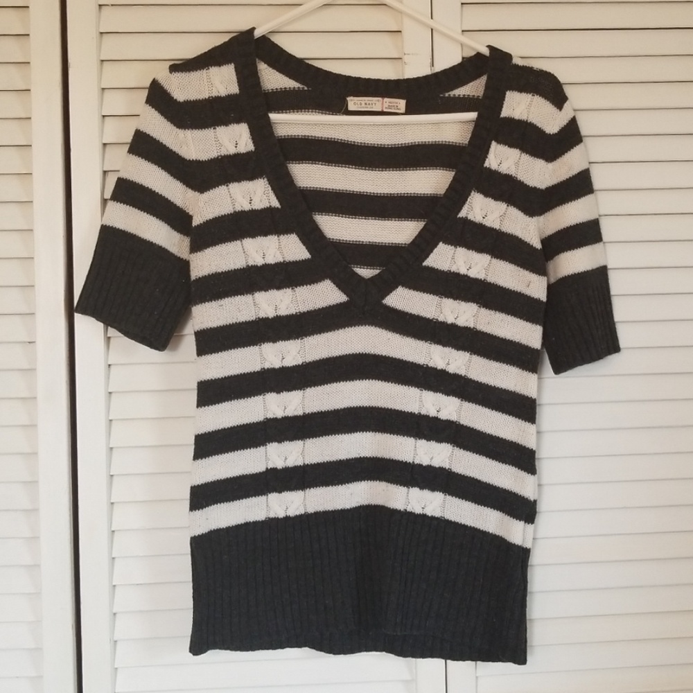 💥 Moving Sale 💥 Old Navy V Neck Stripped Sweater